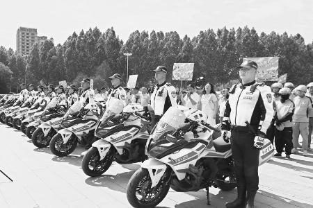           护考车队已就绪 见习记者 路诗洁 摄        