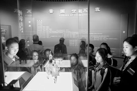           孩子们感受文物的魅力 图片由山西体育彩票管理中心提供        