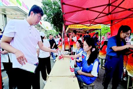           志愿者提供服务 本报记者 陈晓平 摄        