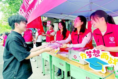           发放爱心“伴考包” 图片由中铁十七局集团团委提供        