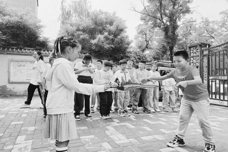           小小选手趣味运动会上显身手 图片由团太原市万柏林区委提供        