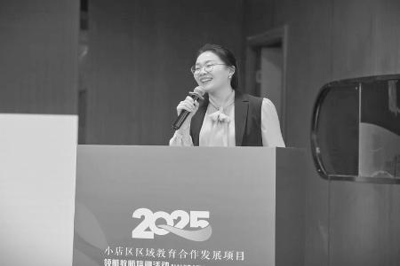           冯颖娟在平凡岗位上精心勾勒着新时代少年的成长画卷 图片由受访者提供        
