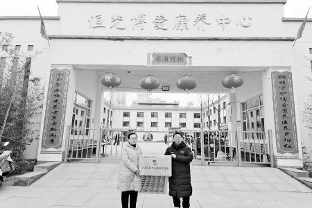           赵晋杰(右)用心、用情、用力陪伴少先队员成长。图片由受访者提供        
