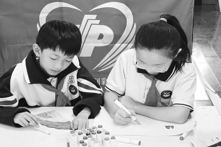           孩子们绘制五岳风光 图片由团太原市万柏林区委提供        