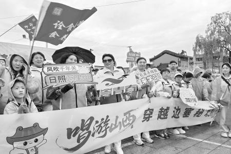           唱游山西，穿越边塞秘境。 本报记者 李芸红 摄        