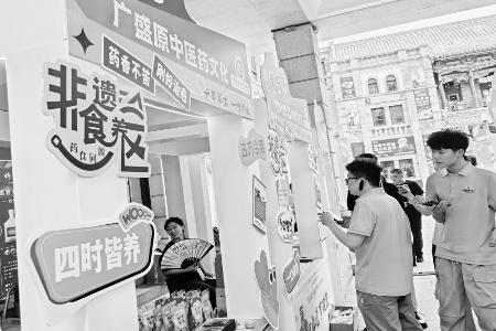           养生主题市集在太原热力开市 本报记者 李芸红 摄        