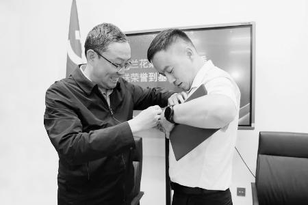           让荣誉传递更具温度 图片由兰花集团东峰煤矿团委提供        