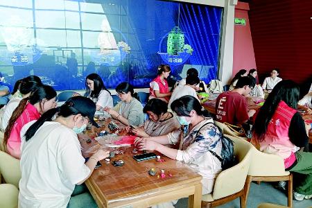           游客创作主题泥塑 图片由太原市博物馆提供        