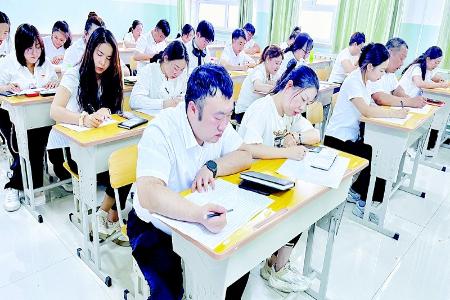           认真学习 图片由晋能控股集团潞新公司提供        