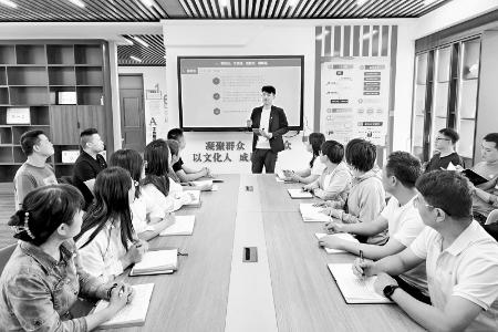           扎根基层，服务群众。 图片由受访者提供        