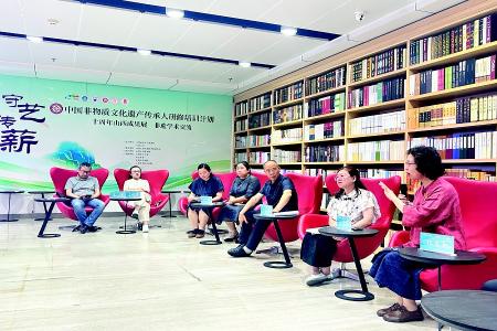           非遗传承人分享学习成果        