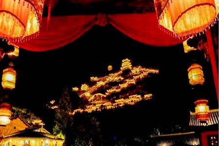               望仙谷的云海崖在夜晚亮起灯光，有如“天上宫阙”。        