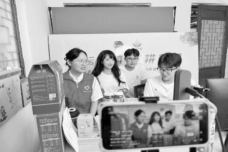           大学生直播带货 图片由团垣曲县委提供        