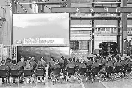               7月8日晚，阳泉阀门股份有限公司职工正在成品储存发运车间集体收看央视《新闻联播》。        