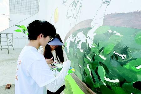           大学生彩绘墙体 图片由晋城市阳城县寺头乡团委提供        