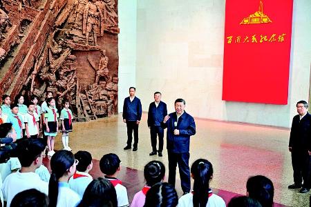           　　　　7月7日至8日，中共中央总书记、国家主席、中央军委主席习近平在山西考察。这是7日下午，习近平在位于阳泉市狮脑山的百团大战纪念馆考察时，同前来参观的青少年学生和纪念馆工作人员亲切交流。 新华社记者 殷博古 摄        