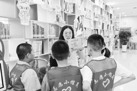           志愿小馆员在奉献中学习和成长        