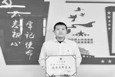           工作中，张璐以身作则，彰显了青年先锋的模范带头作用。 图片由受访者提供        