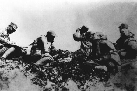           　 1937年9月25日，八路军第一一五师主力在平型关伏击日军，歼敌1000余人，击毁汽车100余辆、马车200余辆，缴获步枪1000余支、机枪20余挺、火炮1门，以及大批军用物资。平型关战斗，是华北战场上中国军队主动寻歼敌人的第一个大胜仗，有力地配合了正面战场的防御作战。它打破了日军不可战胜的神话，振奋了全国人心，提高了共产党和八路军的威望。图为平型关战斗指挥前沿。        