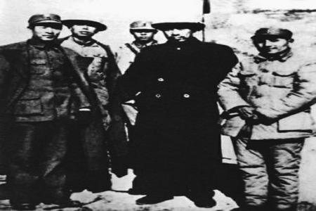           　 1937年9月，中共中央代表周恩来赴晋协商有关八路军对敌作战事宜，并同刘少奇、朱德、彭德怀一起，根据中共中央军委的指示，部署和推动以山西为中心的华北抗日战争。图为周恩来（右二）、邓小平（右一）等在太原。        