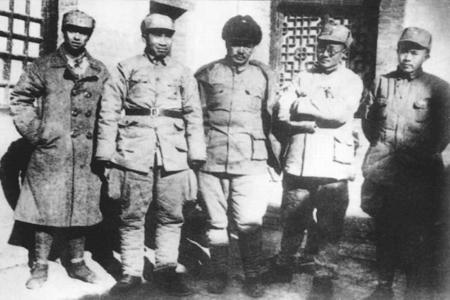               全民族抗战期间，八路军总部一直驻扎在山西，领导指挥华北抗战及创建敌后根据地的工作。图为1937年11月，朱德（左二）、任弼时（右一）与八路军第一二〇师师长贺龙 （左三）、第一二九师师长刘伯承（右二）等在五台县南茹村总部驻地。        