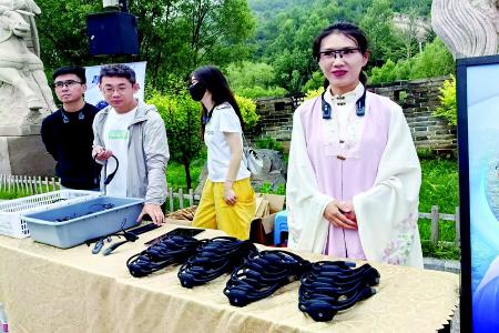           体验智能导览眼镜 本报记者 李芸红 摄        