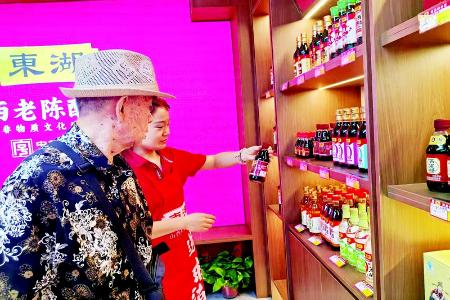           市民参观东湖老陈醋太原体育路专卖店 本报记者 李芸红 摄        