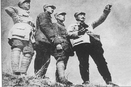               1937年10月13日，忻口战役正式打响。忻口战役历时20余天，是全民族抗战爆发初期，华北战场上规模最大、战斗最激烈的一场战役。为配合忻口战役，八路军第一二〇师在雁门关地区两次设伏，重创日军，有力地配合了忻口战场国民党军队的正面作战。图为第一二〇师师长贺龙（右一）与周士第（右二）、关向应（左二）、甘泗淇（左一）在雁门关前线观察地形。        