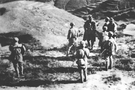               1937年11月4日，八路军第一一五师、第一二九师主力在正太路以南广阳地区侧击西犯之敌，给日军以沉重打击。图为广阳战斗前线。        