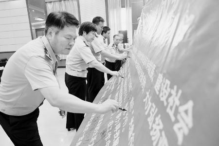           民警们现场集体签名        