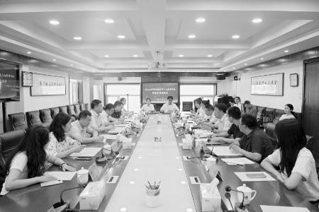           武汉大学学生政务实习山西调研组来团省委调研 本报记者 康乐 摄        