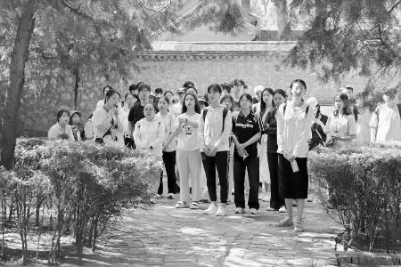           寻访文物古迹 图片由团太原市尖草坪区委提供        
