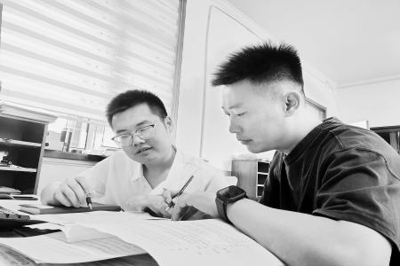           “三互”学习小组成员在交流中提升学习成效        