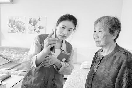           工作人员走访入户，为居民排忧解难。 图片由太原市迎泽区迎泽街道提供        