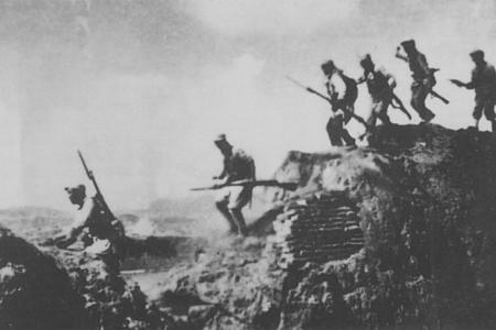               1938年春，晋西北抗日根据地军民打退日军的五路围攻，收复宁武、神池等7座县城。图为部队在收复宁武县城战斗中。        