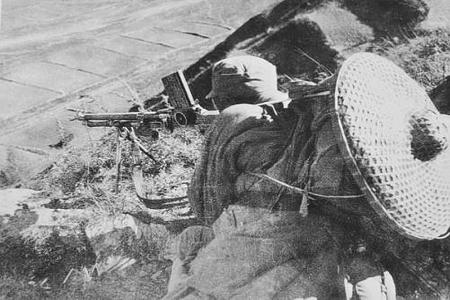               1938年3月，八路军第一二九师一部在邯郸至长治公路上的响堂铺伏击日军，歼敌400余人，击毁敌汽车180余辆。图为部队向敌军射击。        