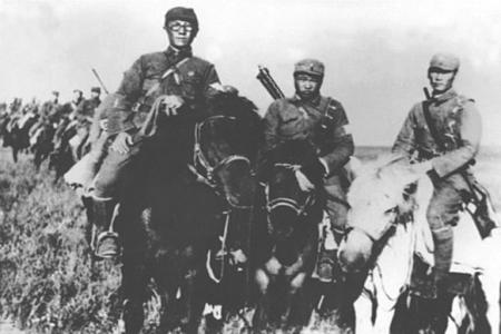               1938年6月下旬，根据中共中央、中央军委和毛泽东关于建立大青山抗日游击根据地的指示，八路军第一二〇师决定抽调部队组成大青山支队，开辟大青山抗日游击根据地。图为1938年7月，大青山支队司令员兼政委李井泉（左一）等率部挺进大青山。        