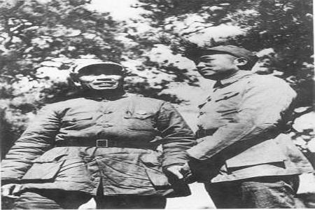               八路军总司令朱德（左）、副总司令彭德怀（右）在山西武乡县八路军总部驻地。        