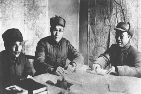               1937年12月，八路军第一二九师开辟以太行山为中心的晋冀豫抗日根据地。图为朱德（右）与刘伯承（中）、邓小平（左）在研究根据地建设。        