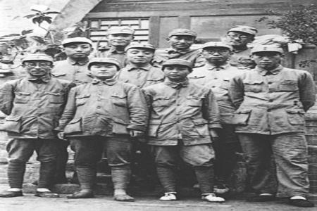               1938年1月，八路军第一一五师主力开辟晋西南抗日根据地。图为罗荣桓（二排左三）、杨尚昆（二排左二）等在孝义。        