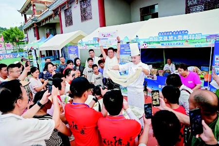           娄烦面食技艺表演引发关注 图片由娄烦县融媒体中心提供        