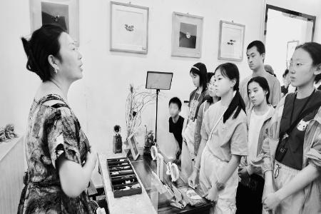           杨雪飞向青少年介绍大同结艺 图片由受访者提供        