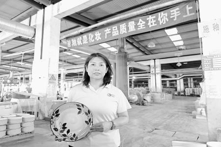           范银莲深入基层聆听群众呼声、回应群众意愿。        