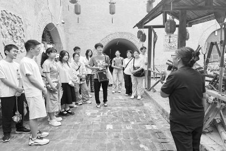           大学生深入乡土大地，汲取奋进力量。 图片由团绛县县委提供        