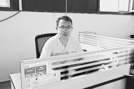           屈鹏程始终以身作则、按章办事。 见习记者 路诗洁 摄        