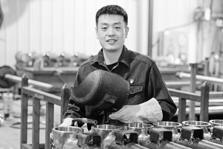           工作中，王东东总是冲锋在前。 见习记者 路诗洁 摄        