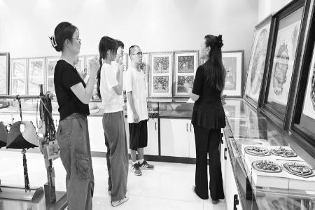           图片由郑州大学“和顺牵绣筑梦团”提供        