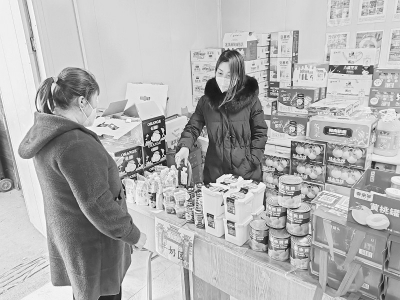           居民在“小区集市”置办年货 图片由太原市小店区融媒体中心提供        