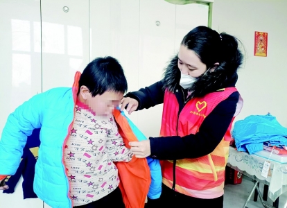           团团情系青少年 本报记者 刘琴 摄        