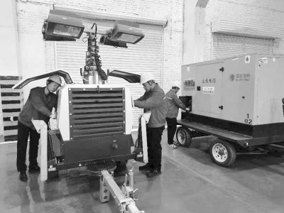           职工认真开展机械维护保养 通讯员 赵翔 摄        